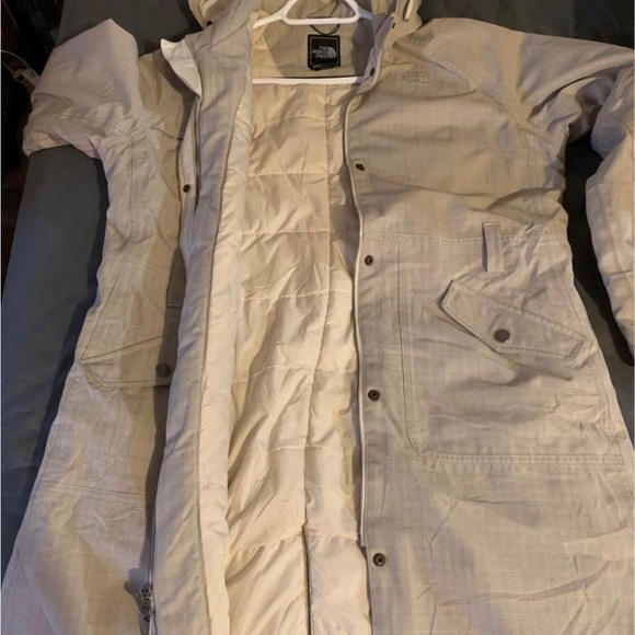 Sold—-> The North Face got you covered - Beige Coat to keep you warm - Picture 5 of 13